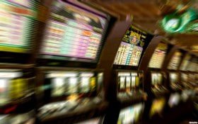 Tampilan antarmuka aplikasi mobile kawantogel dengan gameplay sportsbook dan slot